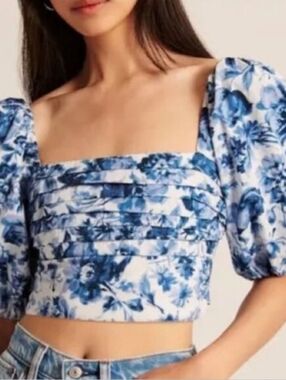 💥SALE💥Abercrombie & Fitch White and Blue Floral Puff-Sleeve Crop Top